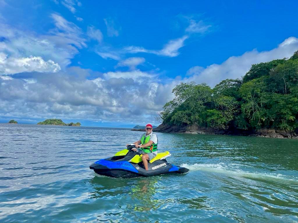 Hombre en jet ski bajo dia soleado