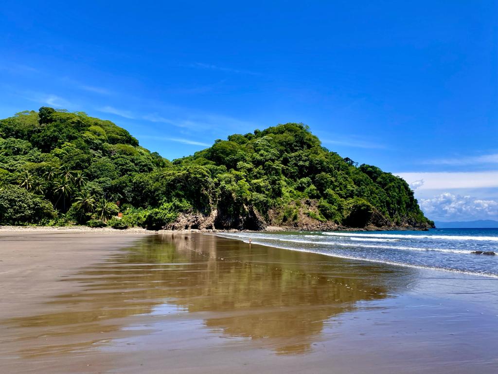 playa frente a formaciones rocosas