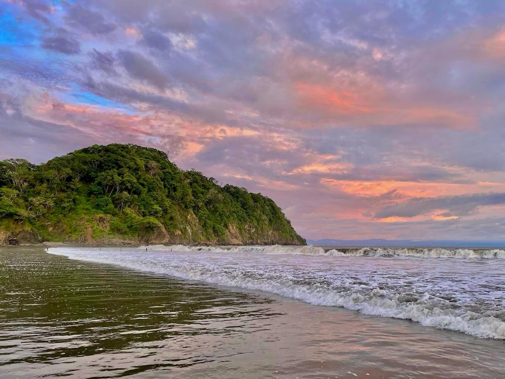 imagen del atardecer al borde de la playa